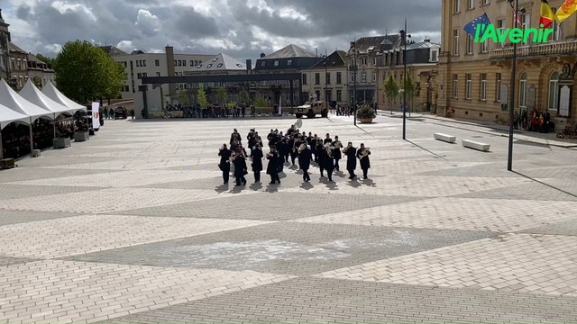Changement de Commandement à l'École d'Infanterie lors d'une Parade Solennelle à la Place Léopold d'Arlon