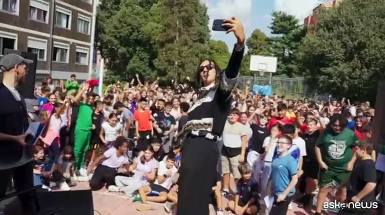 Ghali "torna tra i banchi", il rapper nella sua scuola media di Baggio