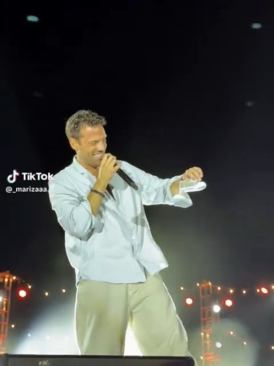 Αργυρός - «Έλιωσε» ο τραγουδιστής με το δώρο που δέχτηκε επί σκηνής για τον γιο του, Βασίλη