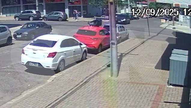 Por outro ângulo: Câmera flagra colisão entre Fit e Renegade no Bairro Coqueiral em Cascavel