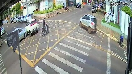 Câmera flagra BYD Dolphin furando preferencial e provocando acidente com Gol no Centro de Cascavel