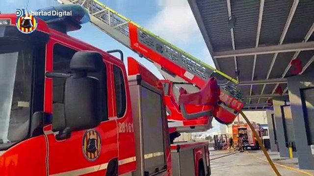 Fuerte incendio en nave de automoción moviliza a bomberos en Albuixech