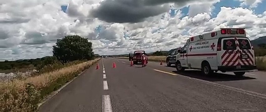 Cierran carretera Durango - Parral por volcadura de pipa con combustible