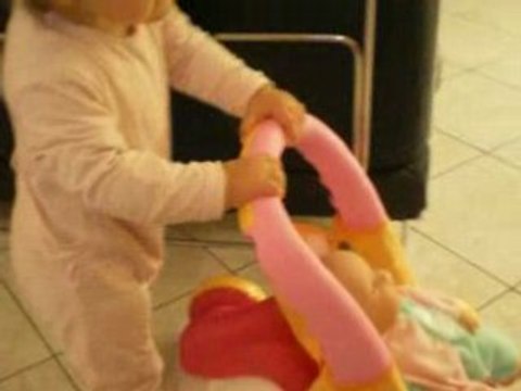 Emma marche derrière sa poussette 2