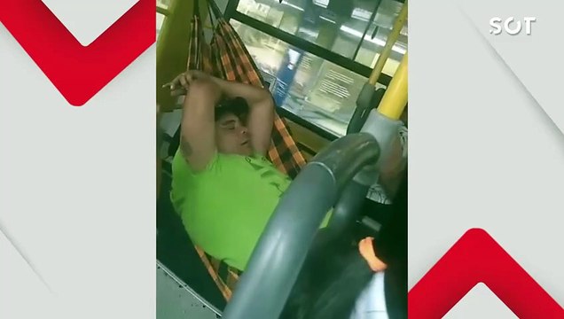 Esse circular de Cascavel é uma maravilha, ar condicionado, tudo : Homem arma rede dentro de ônibus do transporte coletivo em Cascavel