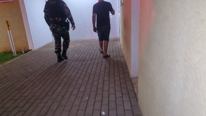 Homem com arma na cintura no Bairro Neva é preso pela PM