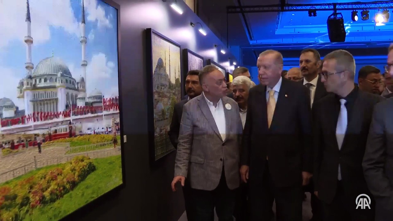 Cumhurbaşkanı Erdoğan, 'Beş Ressam Bir Şehir Canım İstanbul' sergisini gezdi