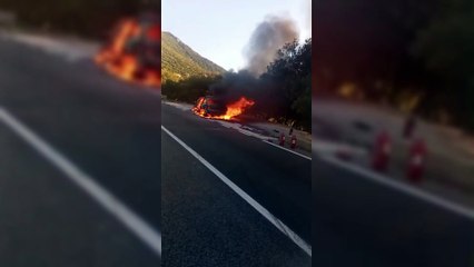Auto prende fuoco all?improvviso sulla Cala Gonone-Dorgali