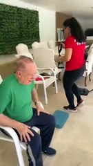 Após boatos de internação, Renato Aragão posta vídeo fazendo ginástica em casa