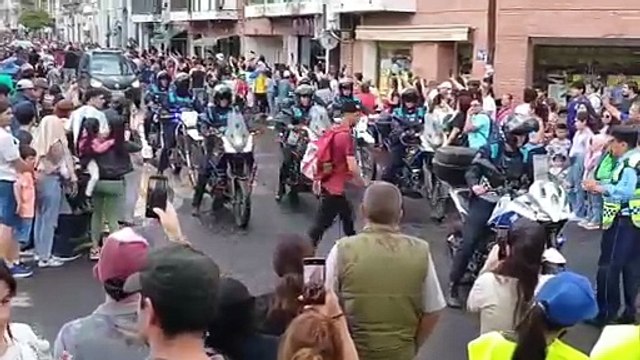 La Policía Vial quiso seguir con los peregrinos de la Puna, Tránsito no los dejó: el curioso momento entre las fuerzas