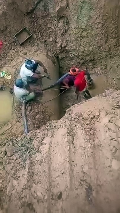 रायपुर के भाठागांव में पाइपलाइन लीकेज की मरम्मत...