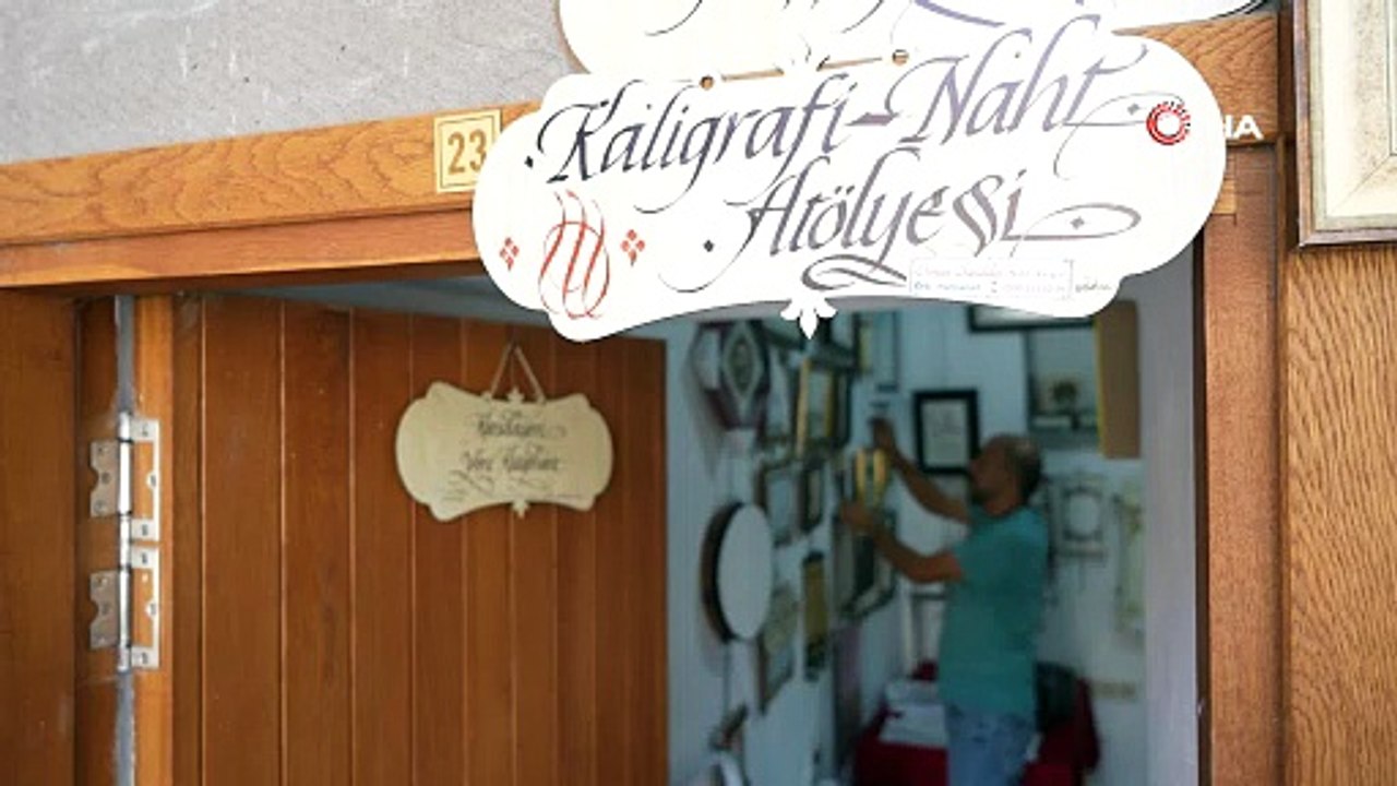 Kendisine terapi olan kaligrafiyi gelecek nesillere aktarıyor
