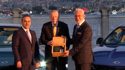 Cumhurbaşkanı Erdoğan'a Togg'un yeni modeli T10F hediye edildi