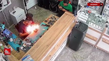 Aksaray'da telefon bataryası bomba gibi patladı