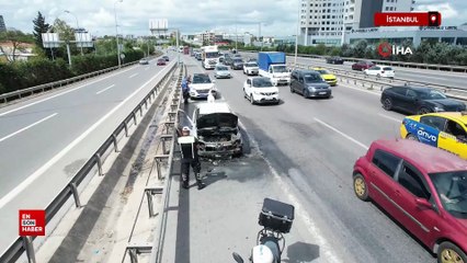 İstanbul'da seyir halindeki otomobil yandı trafik kilitlendi