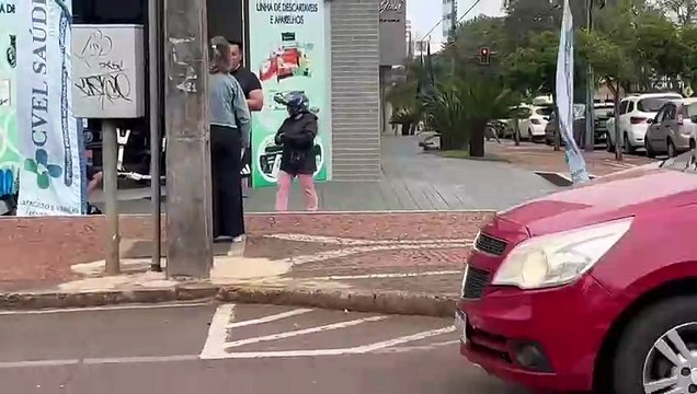 Carros batem em cruzamento e semáforo quase vai ao chão no centro de Cascavel