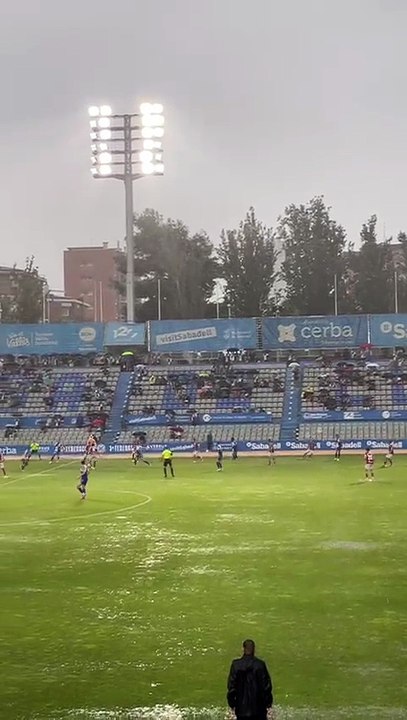 Las fuertes lluvias y el granizo obligan a suspender el partido entre el Sabadell y el Cartagena