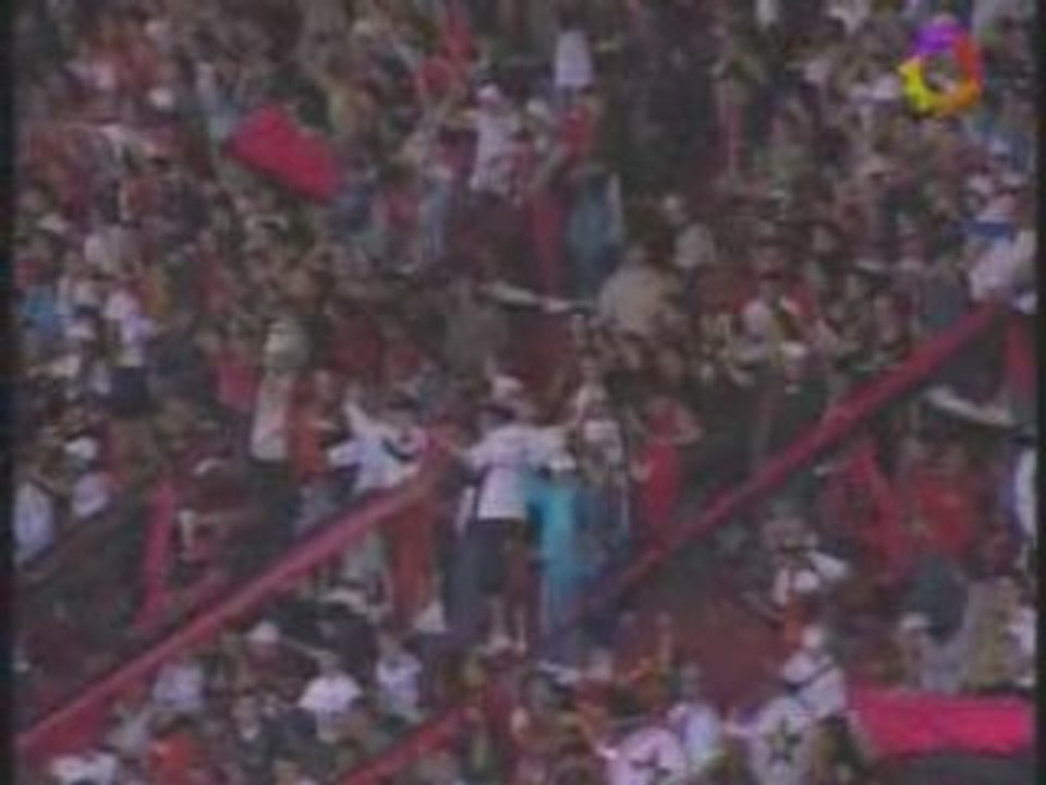 Gol de Newells a Colon