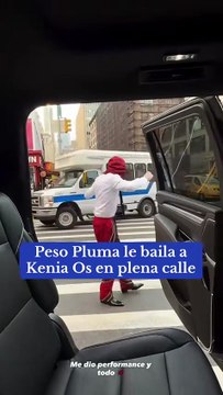 Peso Pluma sorprende bailando en plena calle de Nueva York junto a Kenia OS