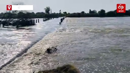 नदी के तेज बहाव में बही ट्रैक्टर-ट्रॉली, चालक को ग्रामीणों ने बचाया