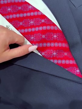 La veuve de Charlie Kirk publie une série de photos et de vidéos bouleversantes où elle pleure sur la dépouille de son mari, lui tenant la main dans son cercueil