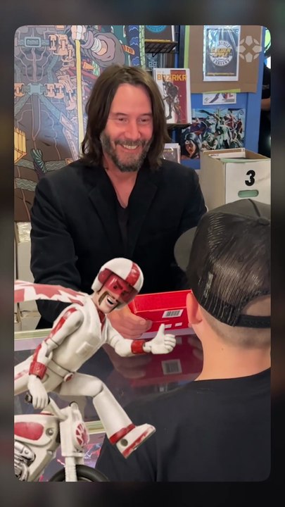 Keanu Reeves meets superfan Noah at Golden Apple Comics in LA! Keanu Reeves did a surprise signing of his comic BRZRKR from Boom! Studios.