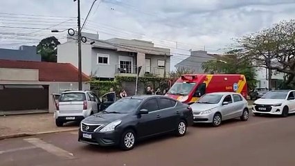 Após colisão tripla em rotatória, mulher de 54 anos fica ferida