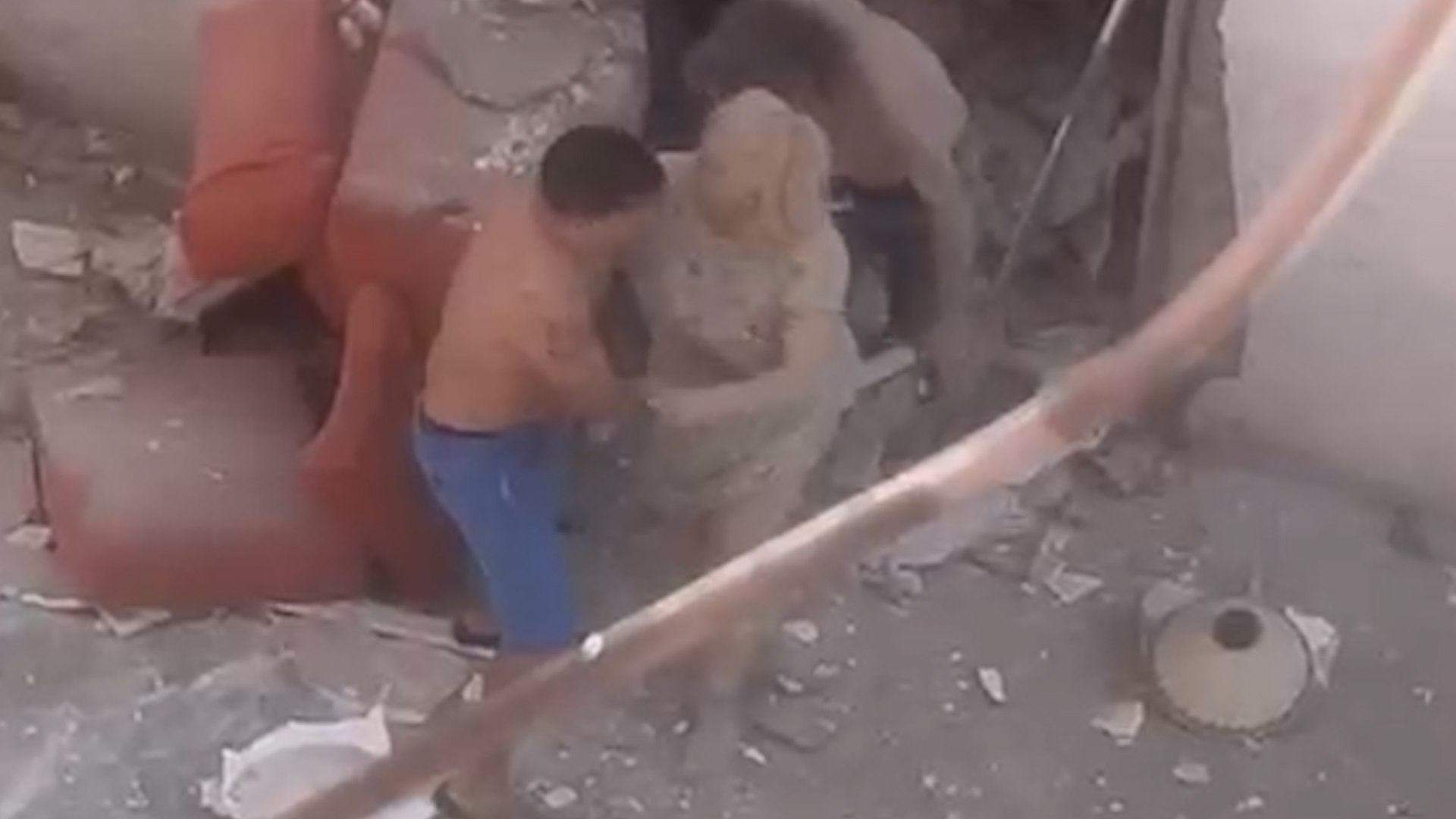 Este s�bado a las 15:01 horas un bar del barrio madrile�o de Vallecas ha saltado por los aires, causando heridas graves a varias personas.  La explosi�n ha afectado tambi�n al piso superior y los bomberos siguen sus labores en busca de m�s v�ctimas.
Sucedi� en el barrio de San Diego en el bar Mis Tesoros que se encuentra al lado de un local okupado por varias personas. Aunque no est� confirmado algunos testigos aseguran que la detonaci�n vino de este lugar y no del bar.