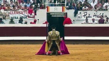 La espectacular cogida a Esaú Fernández al saludar a portagayola al cuarto toro de Margé en Dax