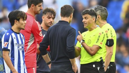Xabi Alonso se fue directo a por el árbitro al final del partido... ¡Más de un minuto hablando!