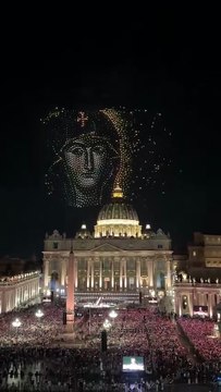 La figura del Papa Francisco en el show de drones en el Vaticano