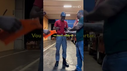 Bombeiro daltônico explode de alegria ao ver o mundo colorido pela 1ª vez: ‘Até eu sou de outra cor’