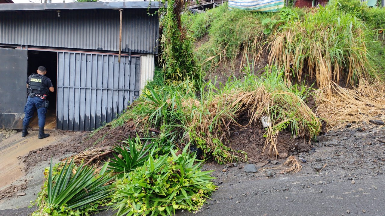 ext-Autoridades ya reportan 25 incidentes producto de las fuertes lluvias-130925