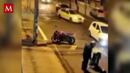 Su pareja queda herida y él solo se preocupa por la moto, video causa polémica en internet