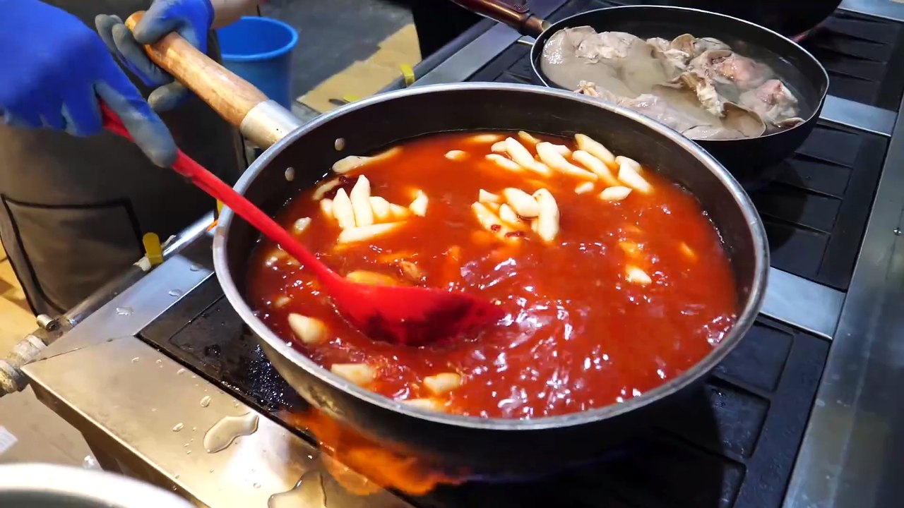 Korean traditional market tteokbokki This place is reputed to be delicious   korean street food