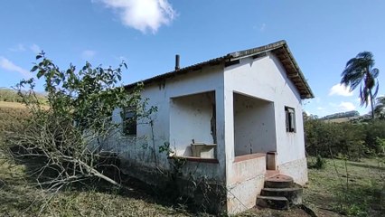 CURIOSA CASA ABANDONADA COM ALGO ESTRANHO NO QUINTAL