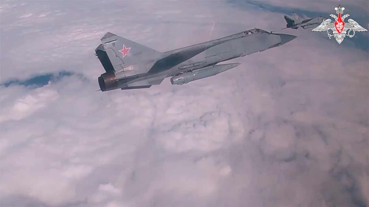 Venäjä esittelee MiG-31K-hävittäjiä hypersonisilla Kinzhal-ohjuksilla Zapad-2025-harjoituksessa