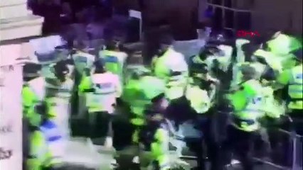 İngiltere'nin kalbi Londra'da sokaklar karıştı: Çok sayıda polis yaralandı