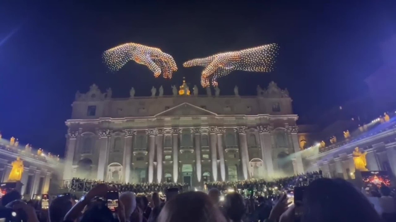 San Pietro, show di droni per il concerto «Grace for the world» con Pharrell Williams, Andrea Bocelli, John Legend e Jennifer Hudson