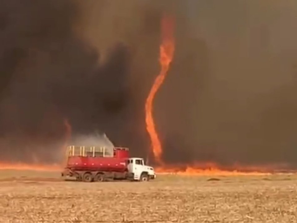 Seltenes Phänomen: Feuer-Tornado wirbelt über Feld