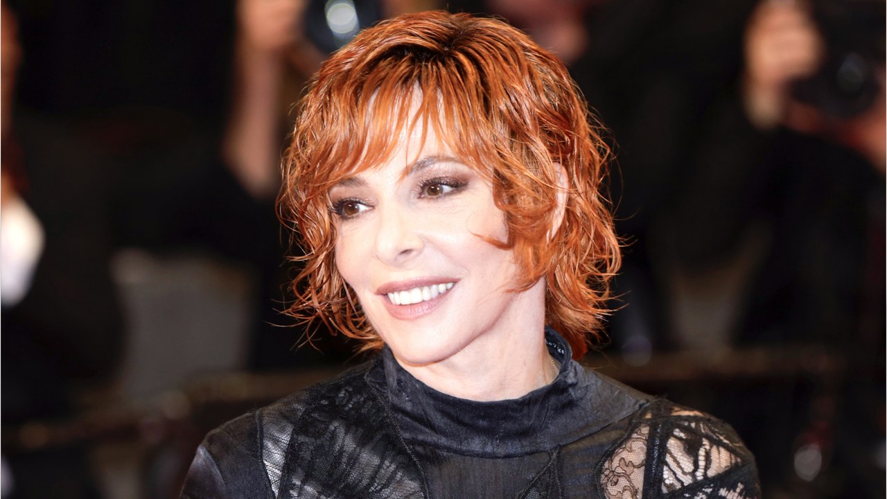 GALA VIDEO - Mylène Farmer amoureuse des animaux, ses rares confidences sur sa chienne Volfy : “Un malinois d’un an”