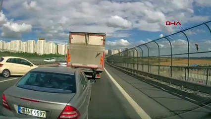 Kediyi kurtarmak isteyen kadına maganda çarptı