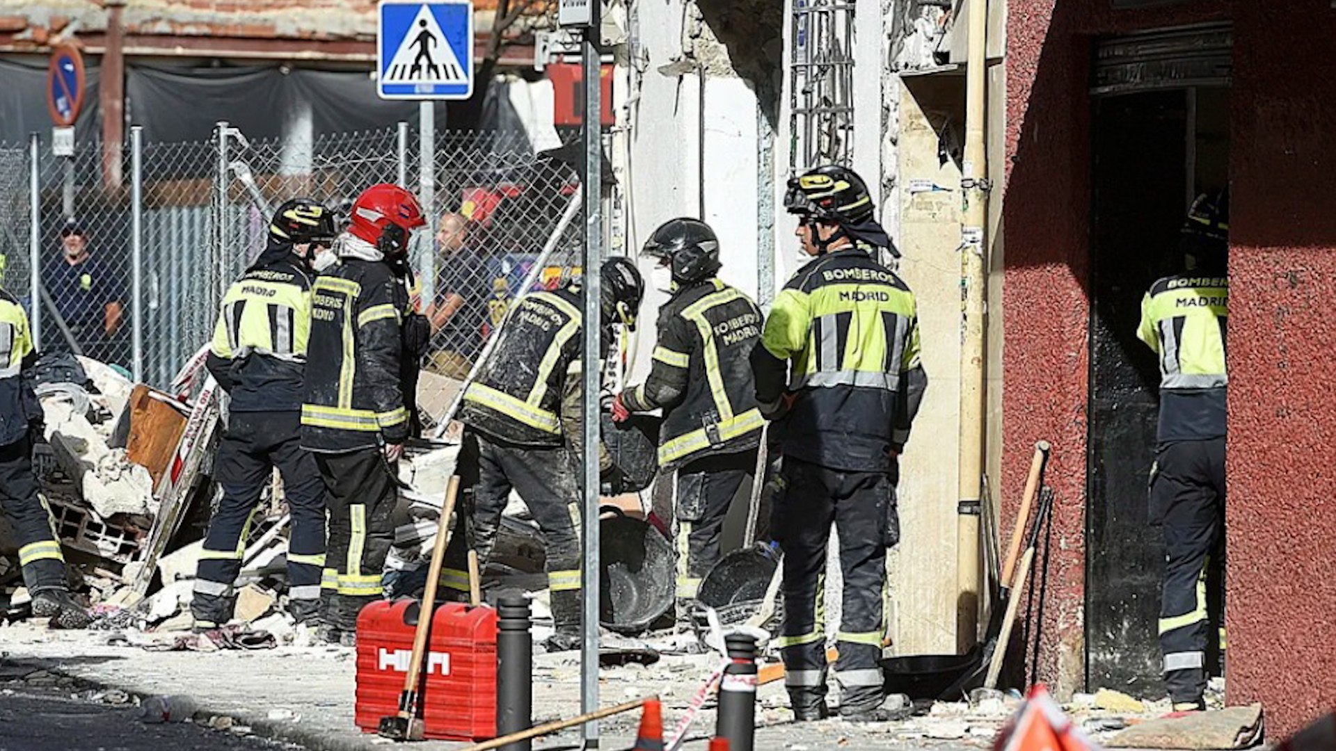 Un hombre ha muerto en la explosi�n del s�bado del bar de Vallecas. Los bomberos de Madrid encontraron el cuerpo entre los escombros. La detonaci�n se produjo a las 15:01 y parece ser que la causa es una concentraci�n de gases con origen todav�a no identificado
