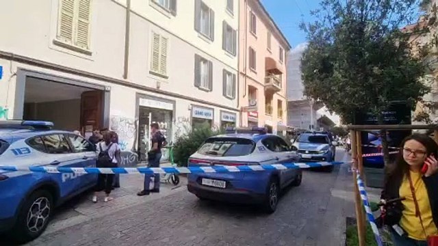 Ferito a colpi di accetta in via Paolo Sarpi: i rilievi della Polizia sul luogo dell'aggressione