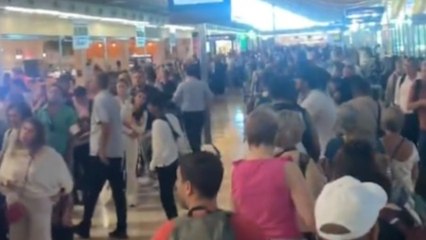 Caos en Barajas por la huelga del personal de seguridad: "Mirad, la cola da la vuelta"