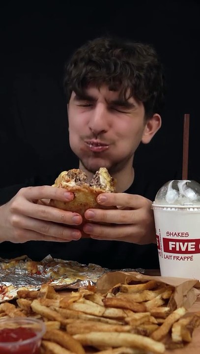 Follow for more ASMR videos🌮🍟 Credits: @baklaeats #mukbang #asmr #fastfood #asmreating