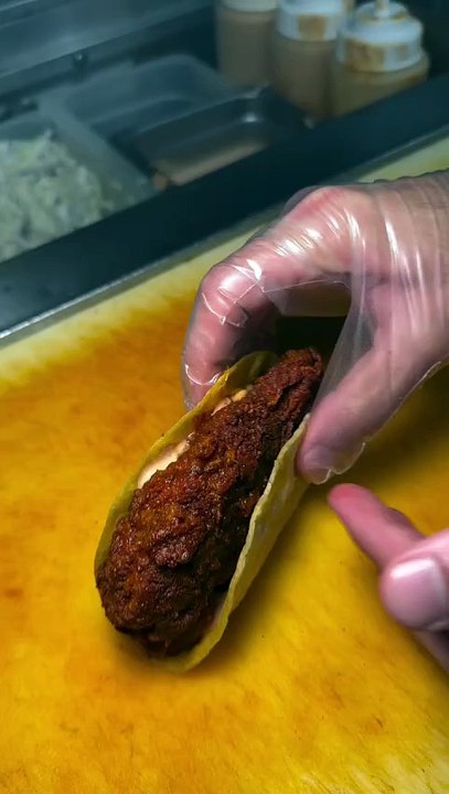 Follow for more ASMR videos🌮🍟 Credits: @banginbuns #mukbang #asmr #fastfood #asmreating