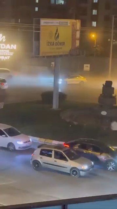 Karaköprü'de çalışmaların yarım bırakılması nedeniyle oluşan yoğun toz bulutu, hem sürücülere hem de bölge halkına zor anlar yaşatıyor.