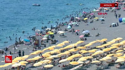 Antalya'da a tatilciler soluğu sahilde aldı