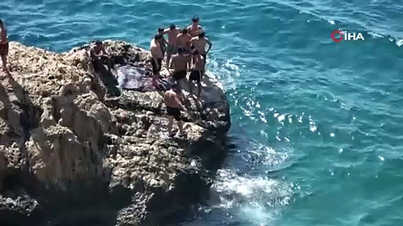 Termometreler 37 dereceyi gösterdi, yazın son günlerinde Antalya sahilleri doldu taştı